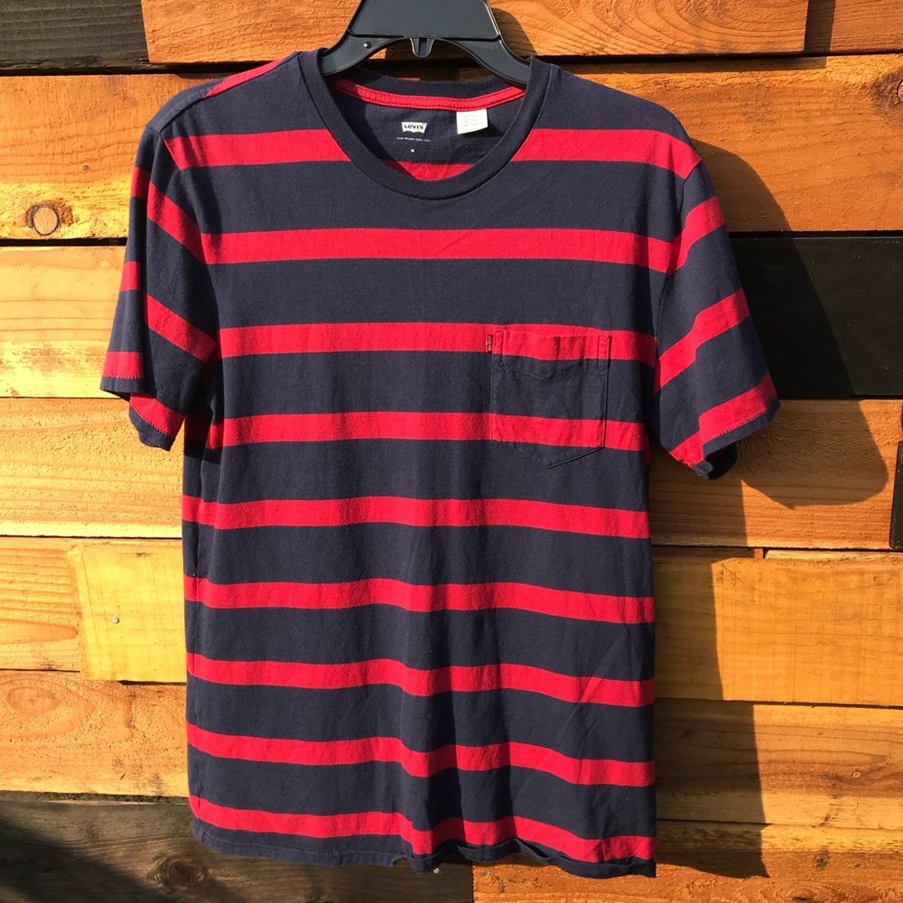 Men’s Levi’s t shirt.